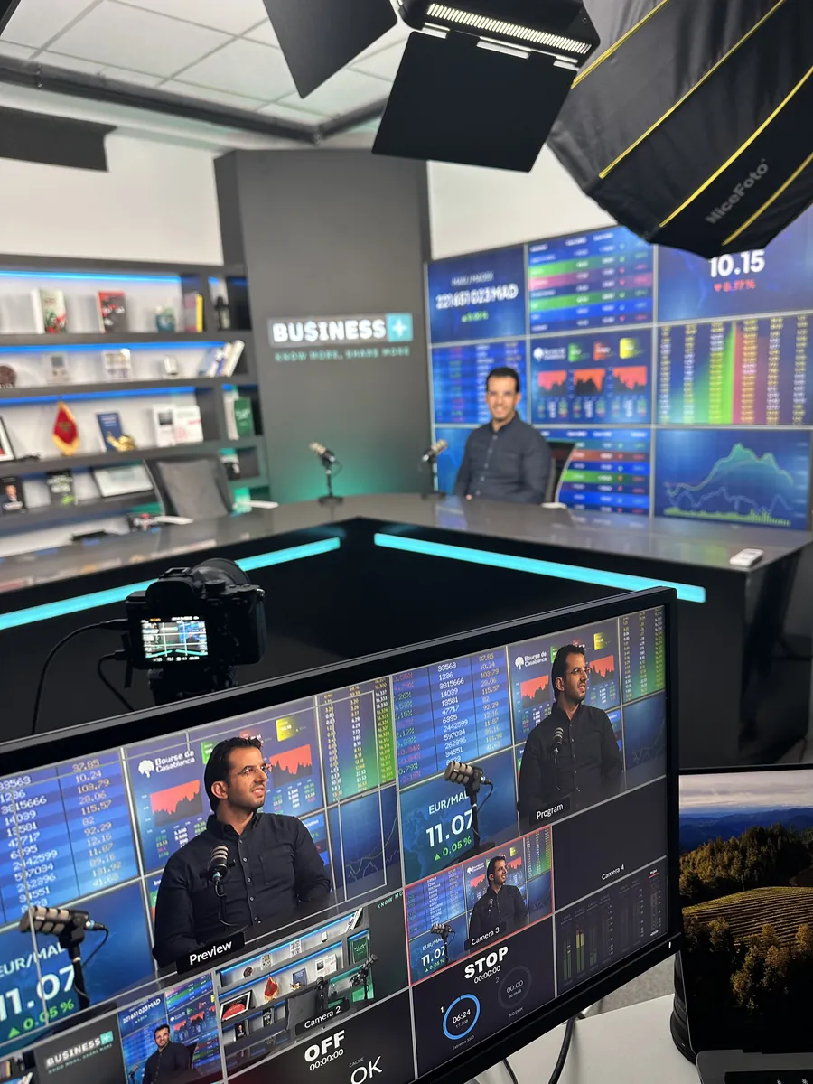Régie de télévision affichant Dr CHARRASS Abdelmajid sur plusieurs écrans de contrôle